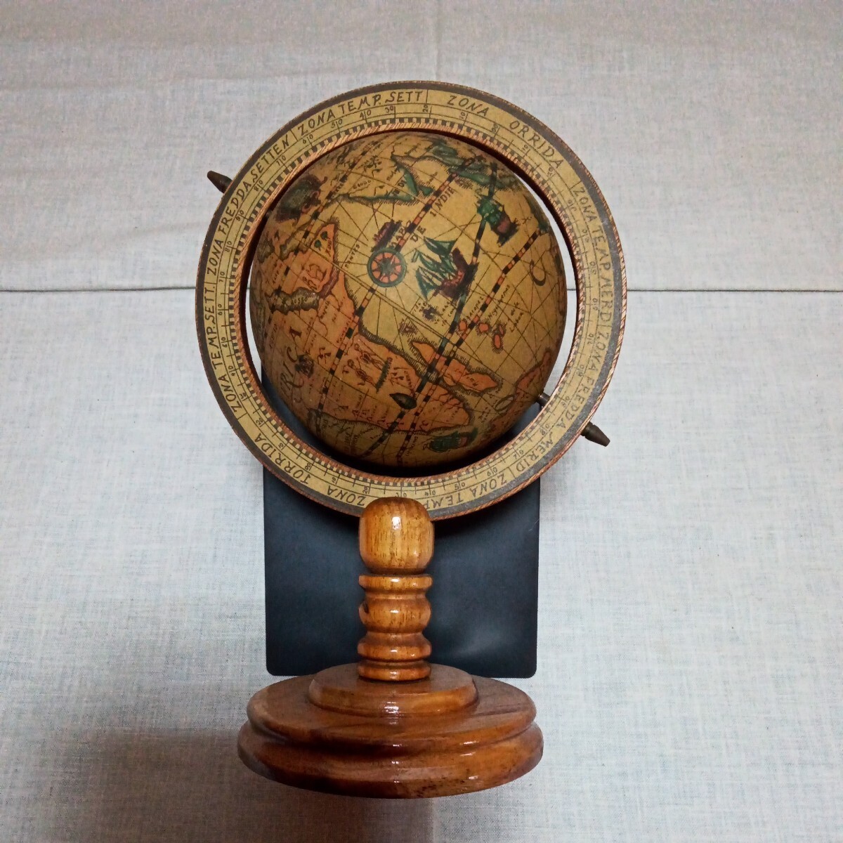 古地図地球儀 木製 高さ30㎝の画像1