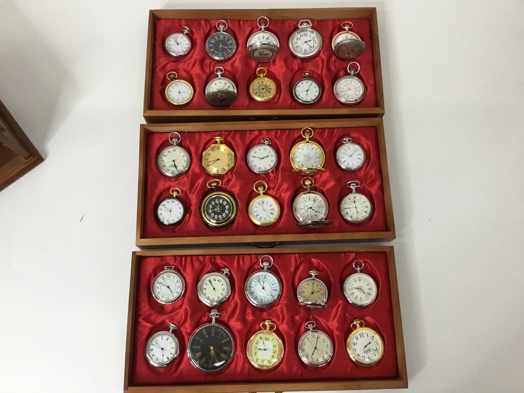 ●IS004-100 ④ Hachette / アシェット 蘇る古の時計 懐中時計コレクション 不動 懐中時計30個 専用ケース 三段 木箱 クオーツ QZの画像3