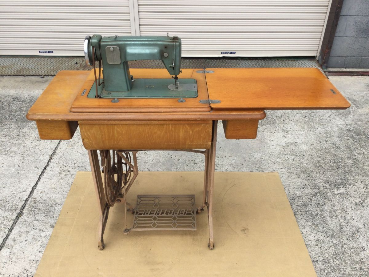 ●代DM078【直接引き取り限定】ブラザー Brother Sewing Machine 足踏みミシン アンティーク 昭和レトロ 鉄脚 作業台 日本製_画像3