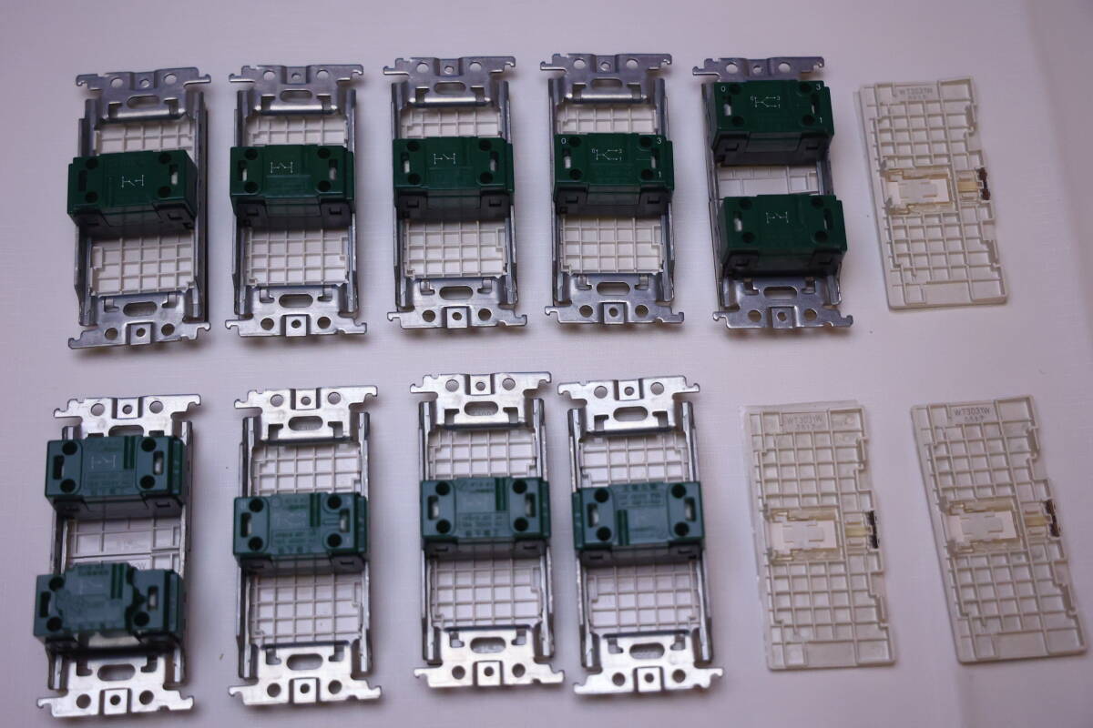 【中古未使用品】コスモシリーズワイド21埋込スイッチセット色々（WT5001、WT5002、WT5051、WT52412）＋スイッチハンドル（WT303W）の画像5