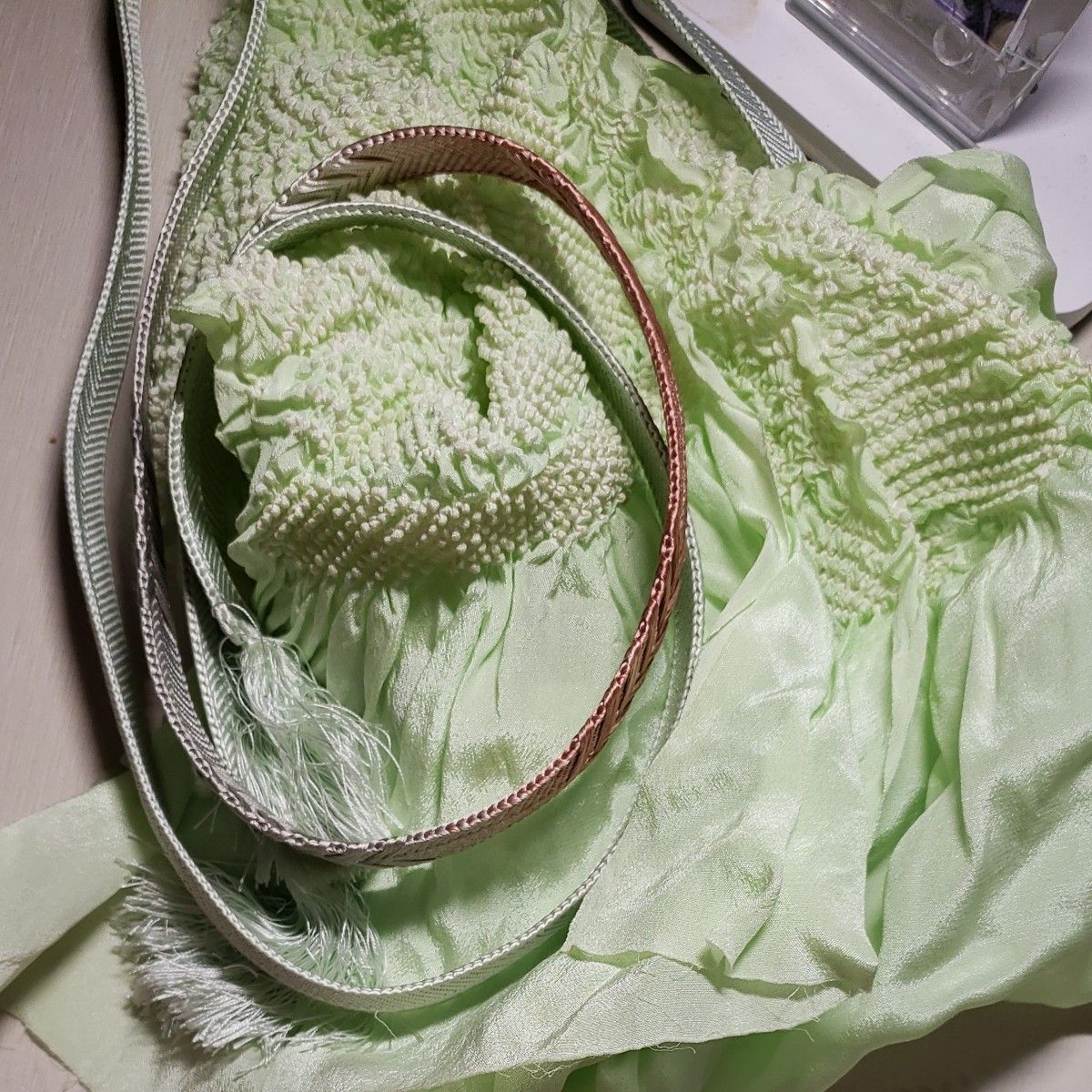 帯揚げ帯留めセット未使用長期間 正絹絞り箱無しで発送綺麗な薄いグリーン