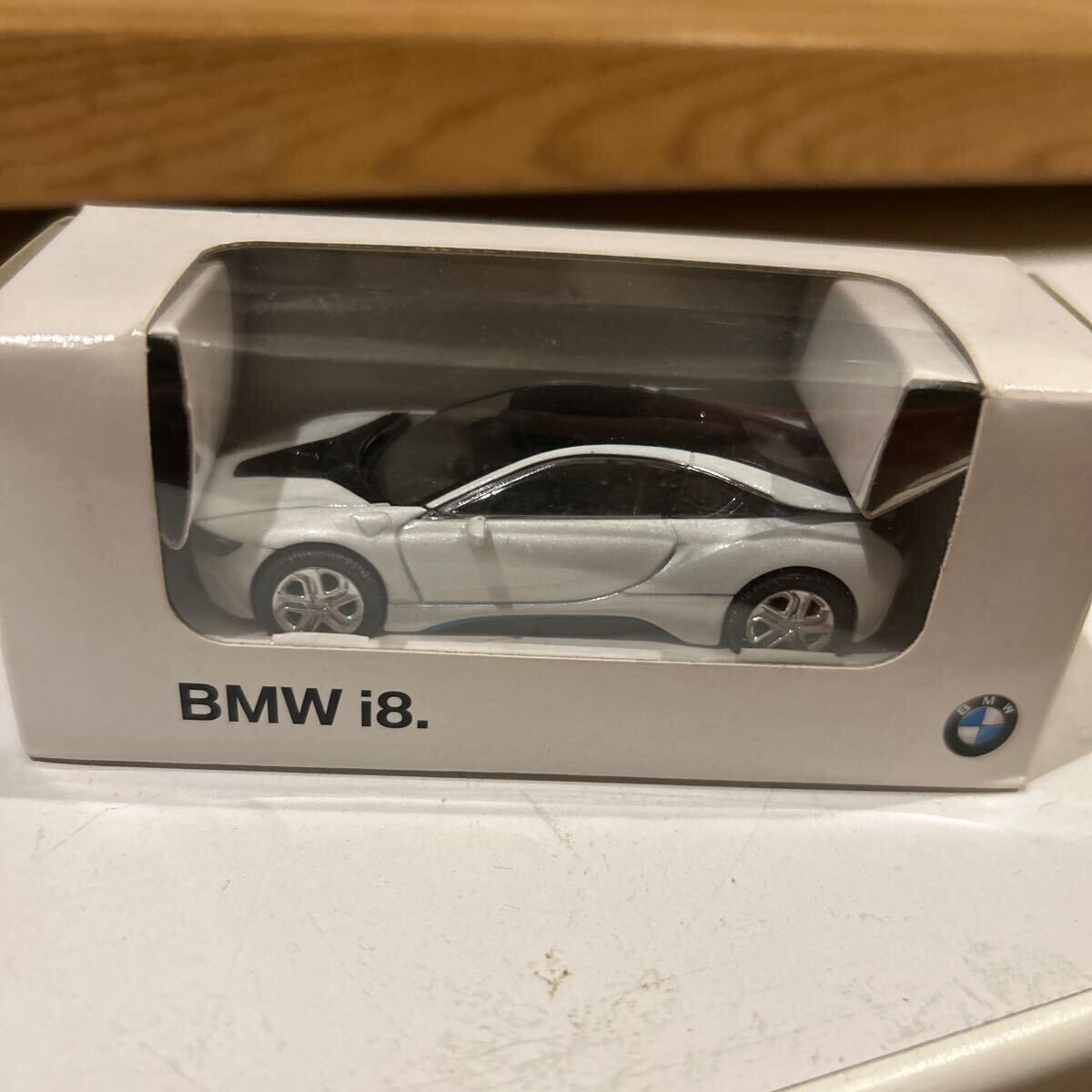 新品未使用 BMW純正 i8 トイカー 1/64スケール  ミニカー 白の画像1