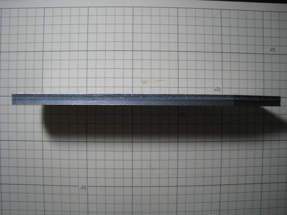 鉄板（特殊形状）　厚さ約9mm　縦約229mm　横約79mm　重量約1.199g　管理番号TW-44_画像3