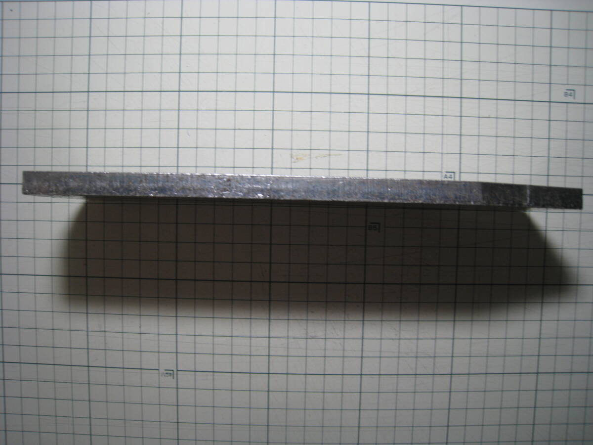 鉄板（特殊形状）　厚さ約9mm　縦約229mm　横約79mm　重量約1.198g　管理番号TW-45_画像4