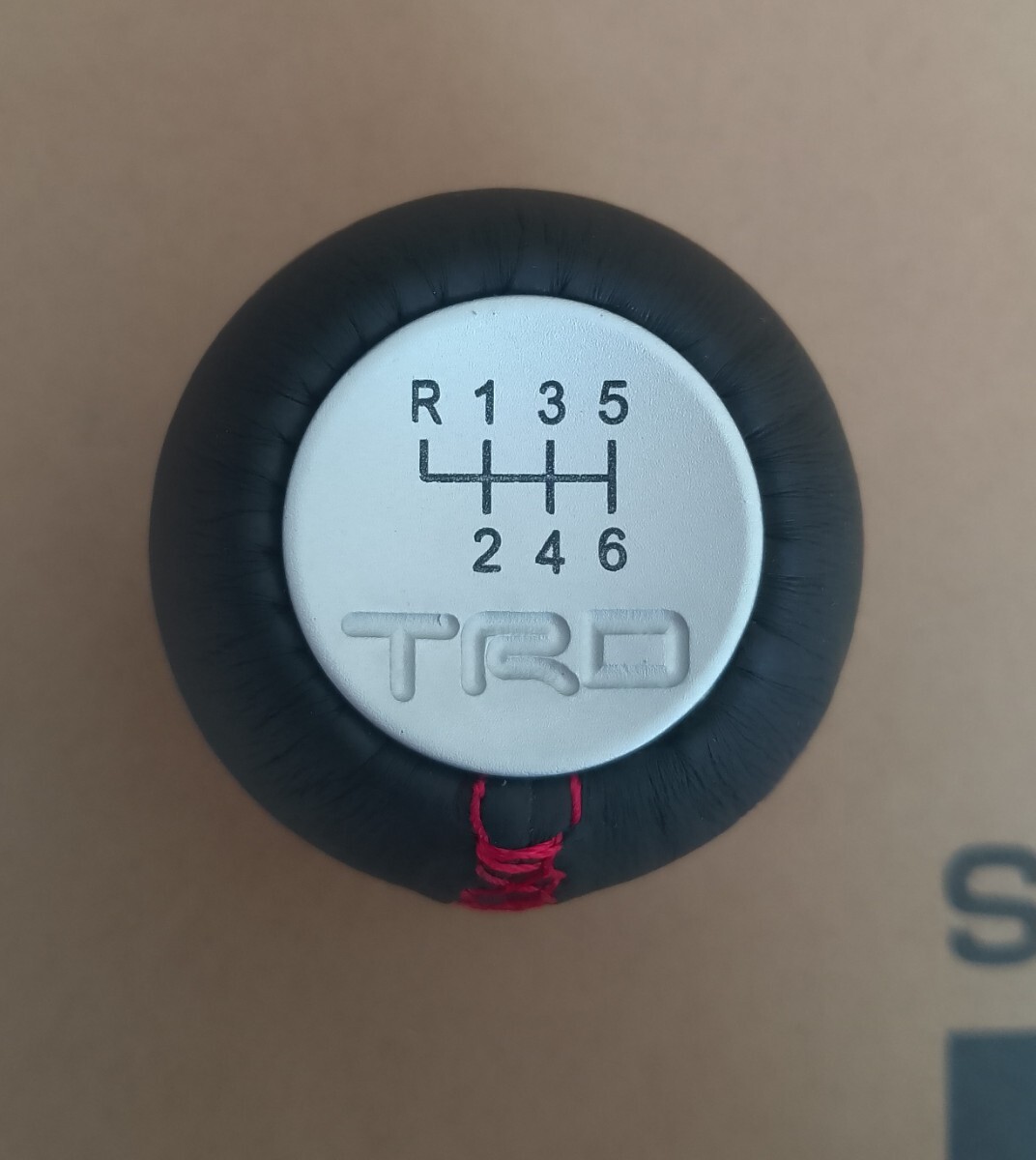 トヨタ シフトノブ 6MT レザー TＲＤロゴ アルミプレート レッドステッチ  M12 1.25 新品未使用品 TOYOTA 6パターン ８６等に の画像1