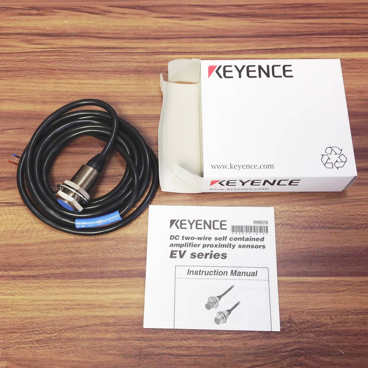 ●【AH-05541】未使用保管品 KEYENCE キーエンス 2線式近接センサ 本体 シールドタイプ M18 EV-18M 【レターパックプラス・送料520円可】の画像1