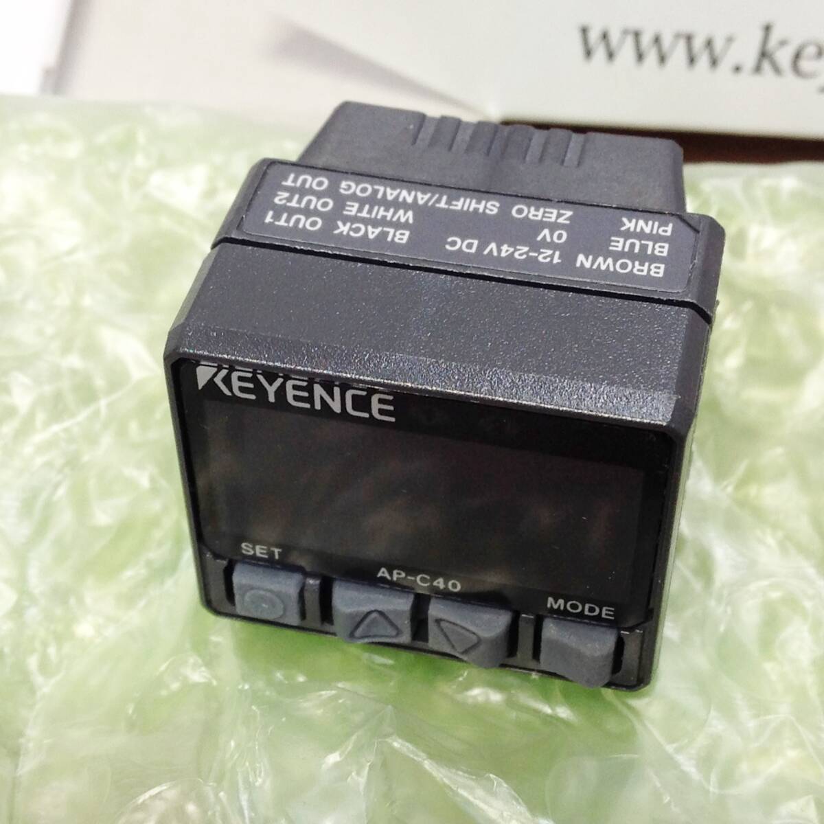 ●【AH-05699】未使用保管品 KEYENCE キーエンス 2色表示デジタル圧力センサ アンプユニット パネル取付具付き AP-C40/OP-31357_画像3