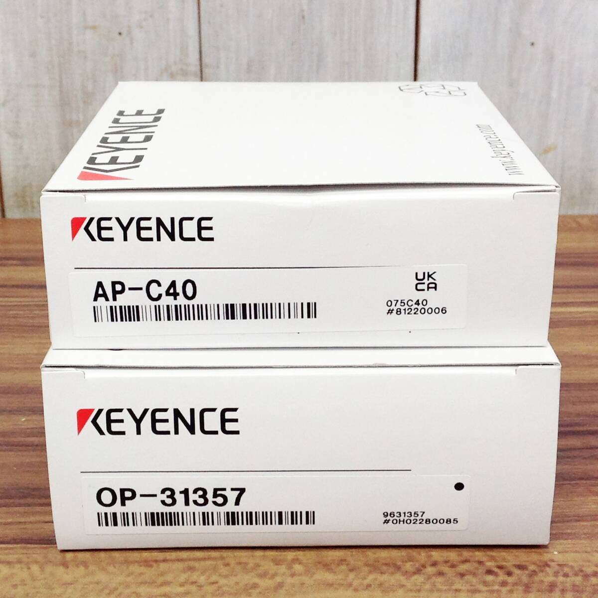 ●【AH-05699】未使用保管品 KEYENCE キーエンス 2色表示デジタル圧力センサ アンプユニット パネル取付具付き AP-C40/OP-31357_画像1