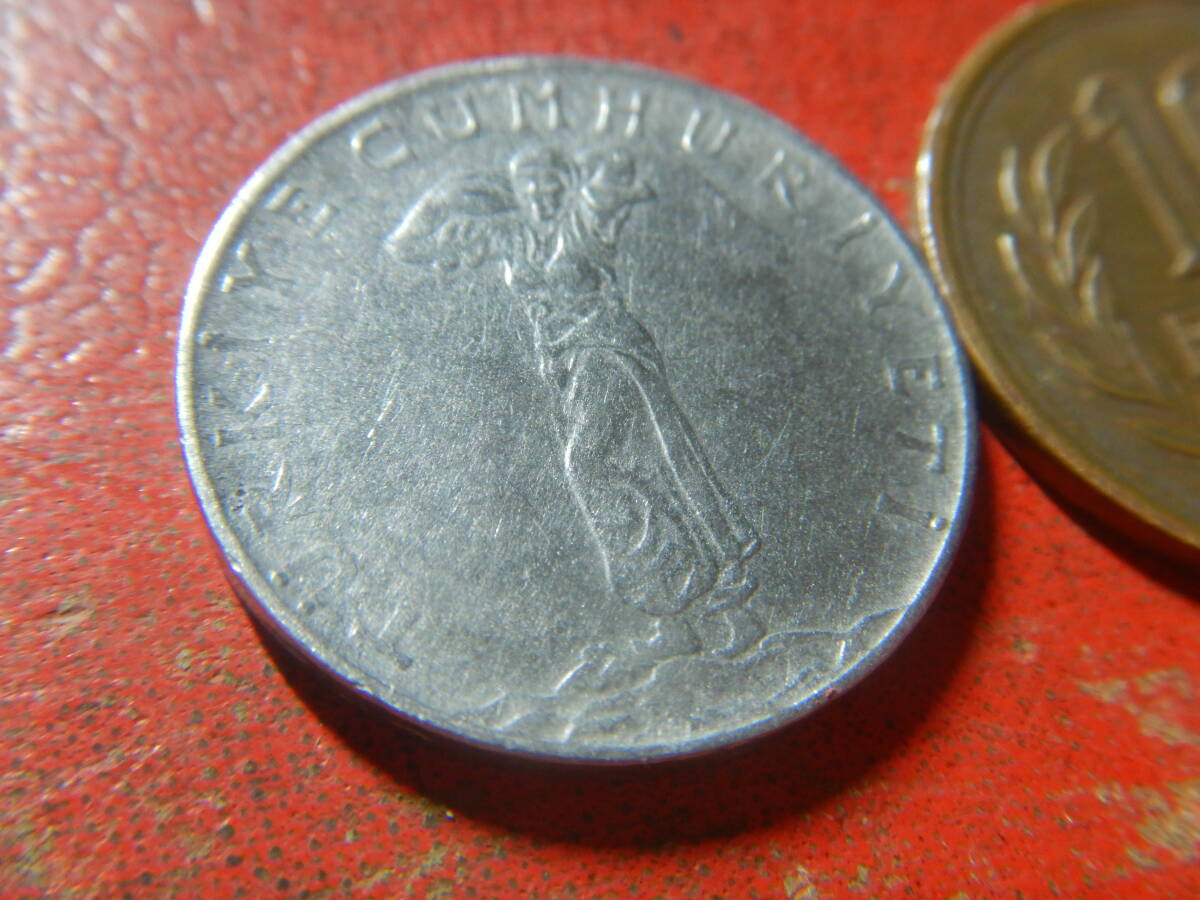 外国・トルコ／２５クルス・ステンレススチール貨（1964年） 240414の画像3
