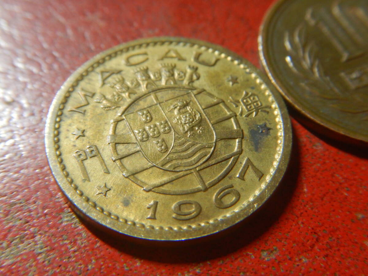 外国・マカオ／１０アヴォス・ニッケル黄銅貨（1967年） 240424の画像3