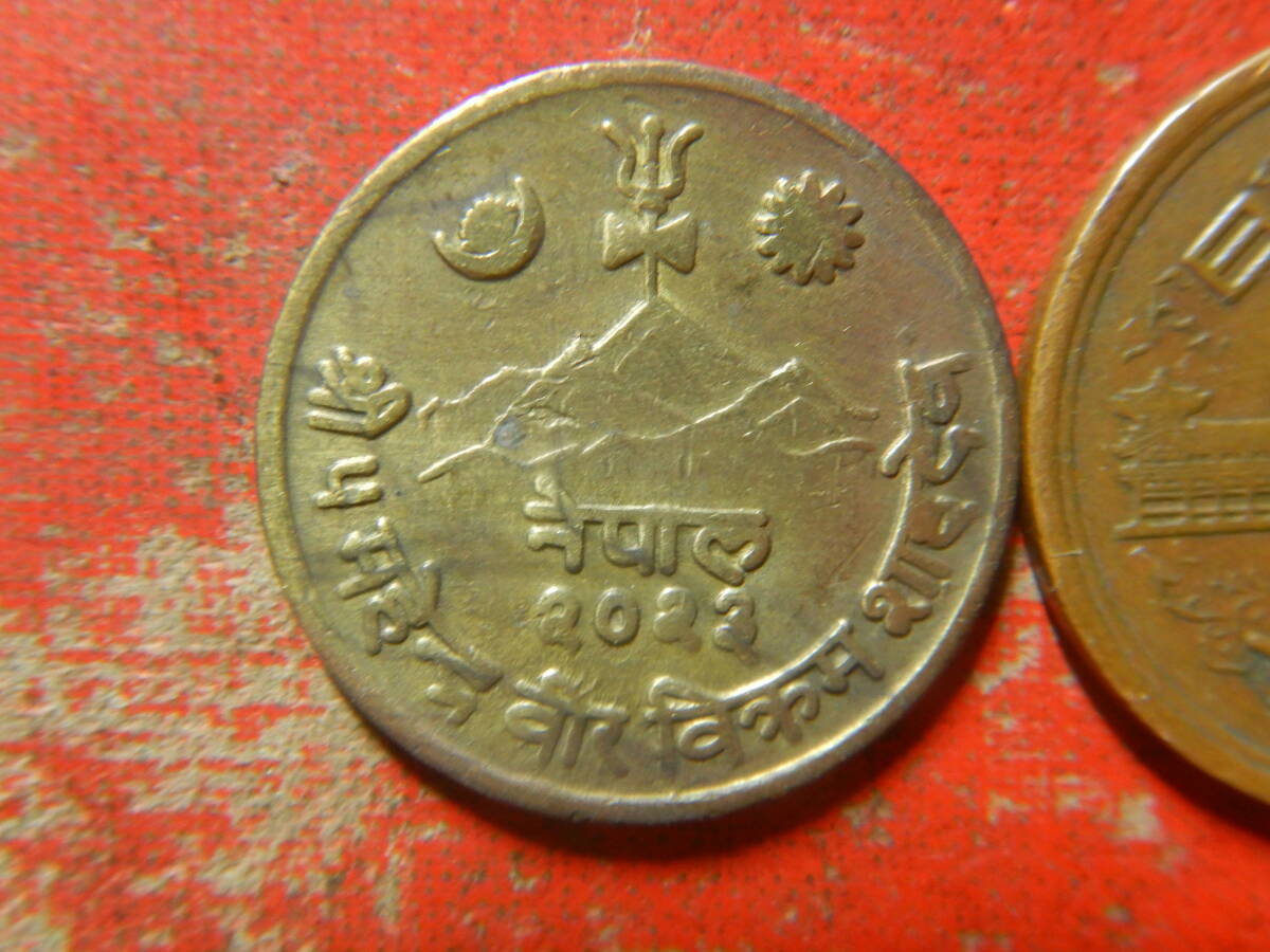 外国・ネパール／１０パイサ黄銅貨　24042502_画像1