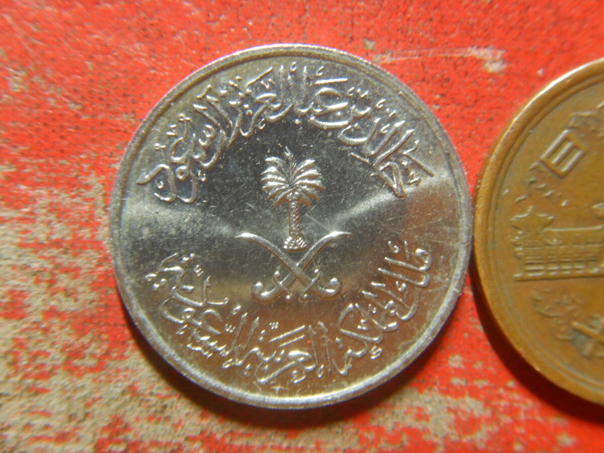 外国・サウジアラビア／２５ハララ（1/4リアル）白銅貨（AH1397年）　240428_画像2