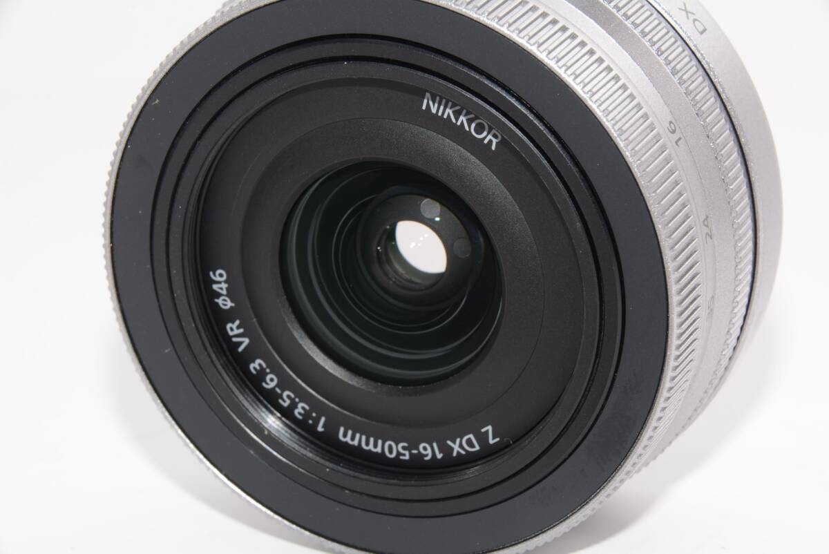 【外観ほぼ新品】Nikon ミラーレス一眼カメラ Z fc レンズキット NIKKOR Z DX 16-50mm f/3.5-6.3 VR シルバー 付属 ZfcLK16-50SL_画像4