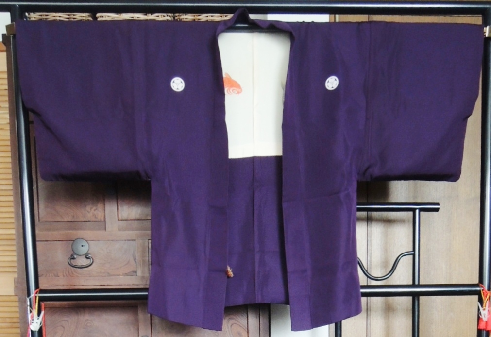 W1969■古布　男物羽織　濃い紫色無地紋付羽織　羽裏に緋鯉と真鯉■_画像2
