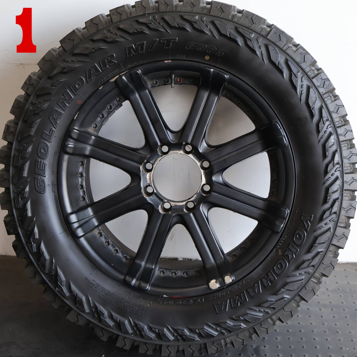 売り切り! 中古ホイール HUMMER H2 社外22インチアルミホイールタイヤ付き4本セット YOKOHAMA M/T 37x13.50R22付き マッドタイヤ ハマーH2の画像2