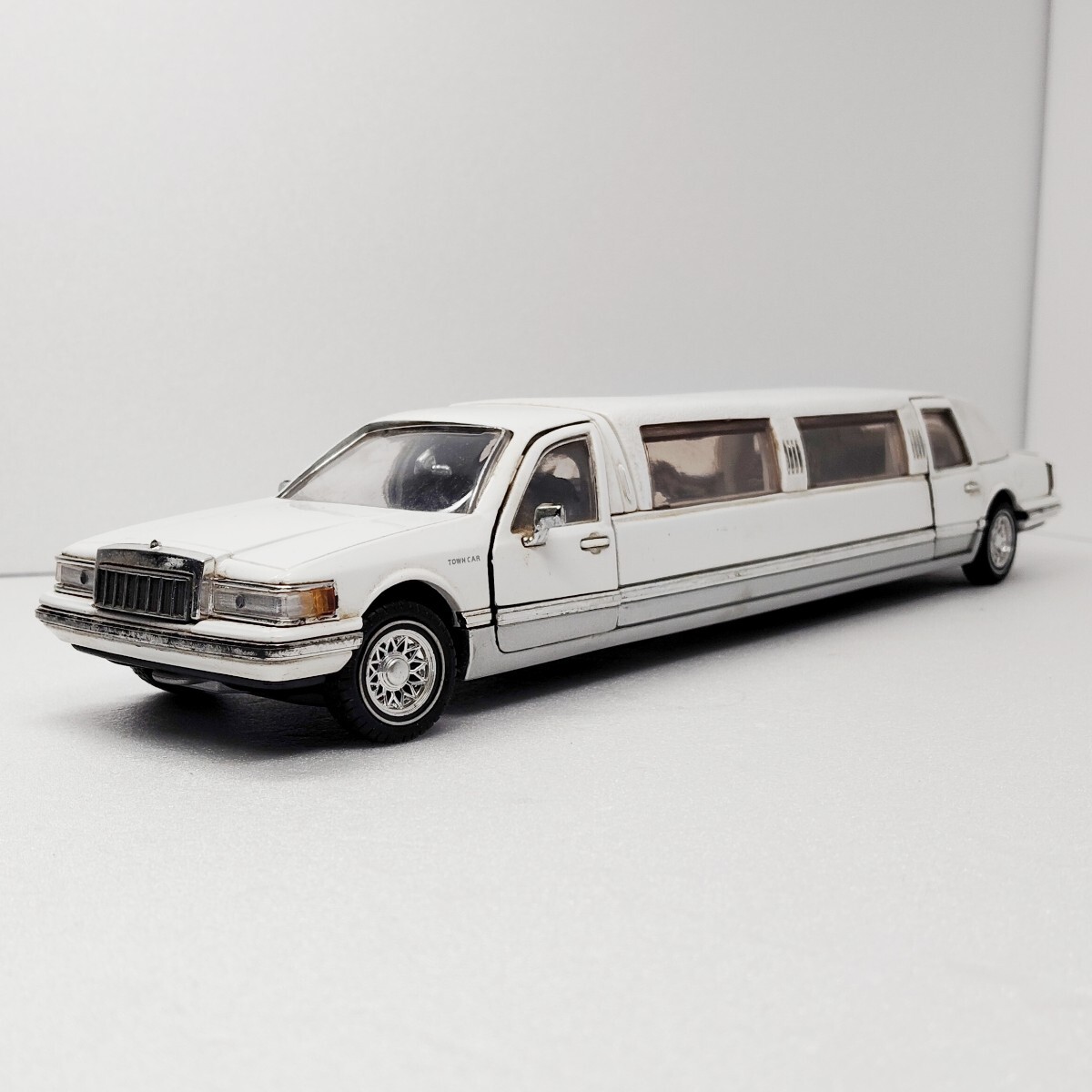 1/24 リンカーン タウンカー リムジン Lincoln town car ホワイト 高級車 アメ車 vip SSトイズ 1円スタート 1円〜 041909の画像1