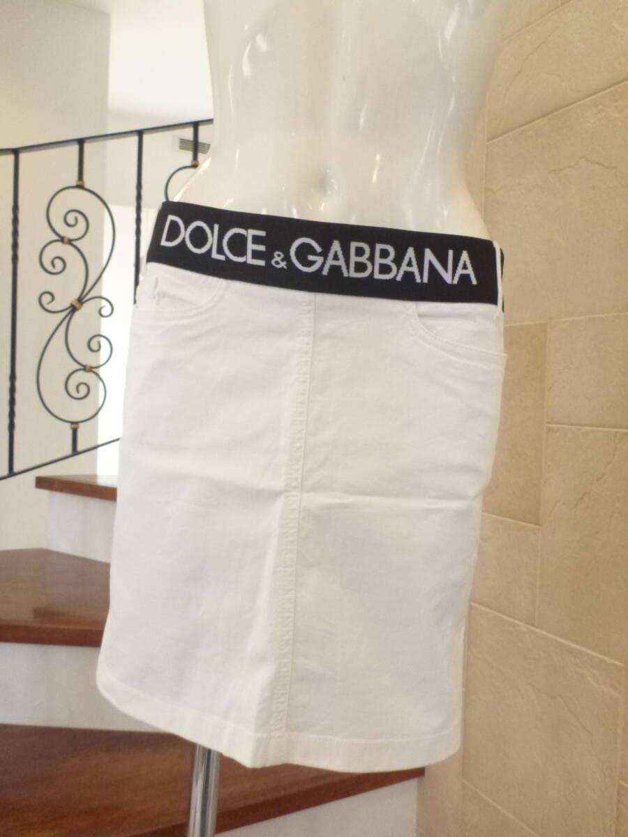 美品 Dolce & Gabbana(ドルチェ＆ガッバーナ)★イタリア製 黒×白　ロゴ　スカート　42　M相当_画像3