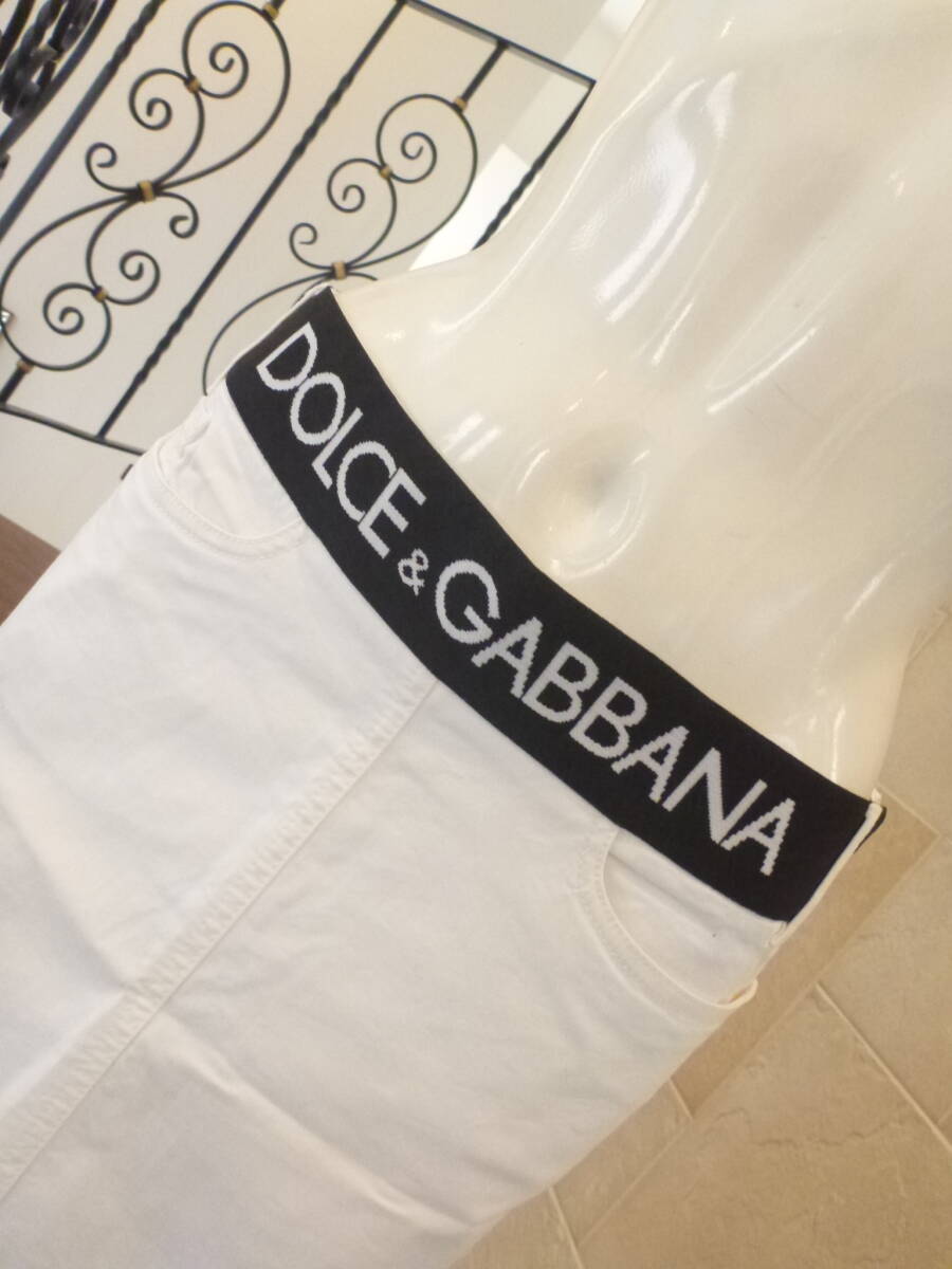 美品 Dolce & Gabbana(ドルチェ＆ガッバーナ)★イタリア製 黒×白　ロゴ　スカート　42　M相当_画像2