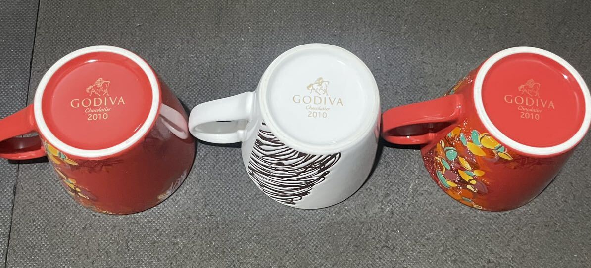 D(0415y3) GODIVA ゴディバ 2010 クリスマス マグカップ デザートトリュフ マグカップ 赤色 白色 3個 セット まとめての画像3