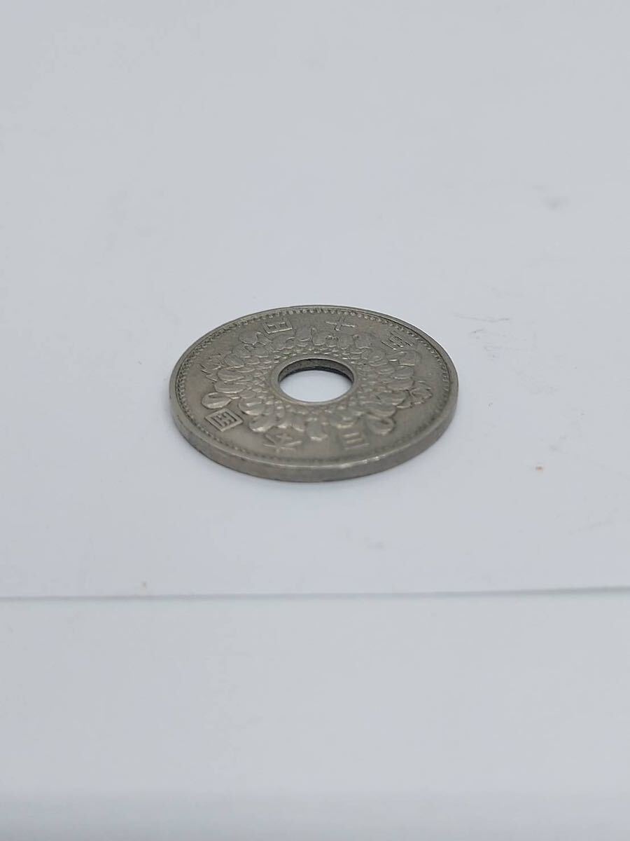 【E/D11668】日本硬貨 50円玉 旧硬貨 昭和41年 穴ずれ？ 詳細不明の画像4
