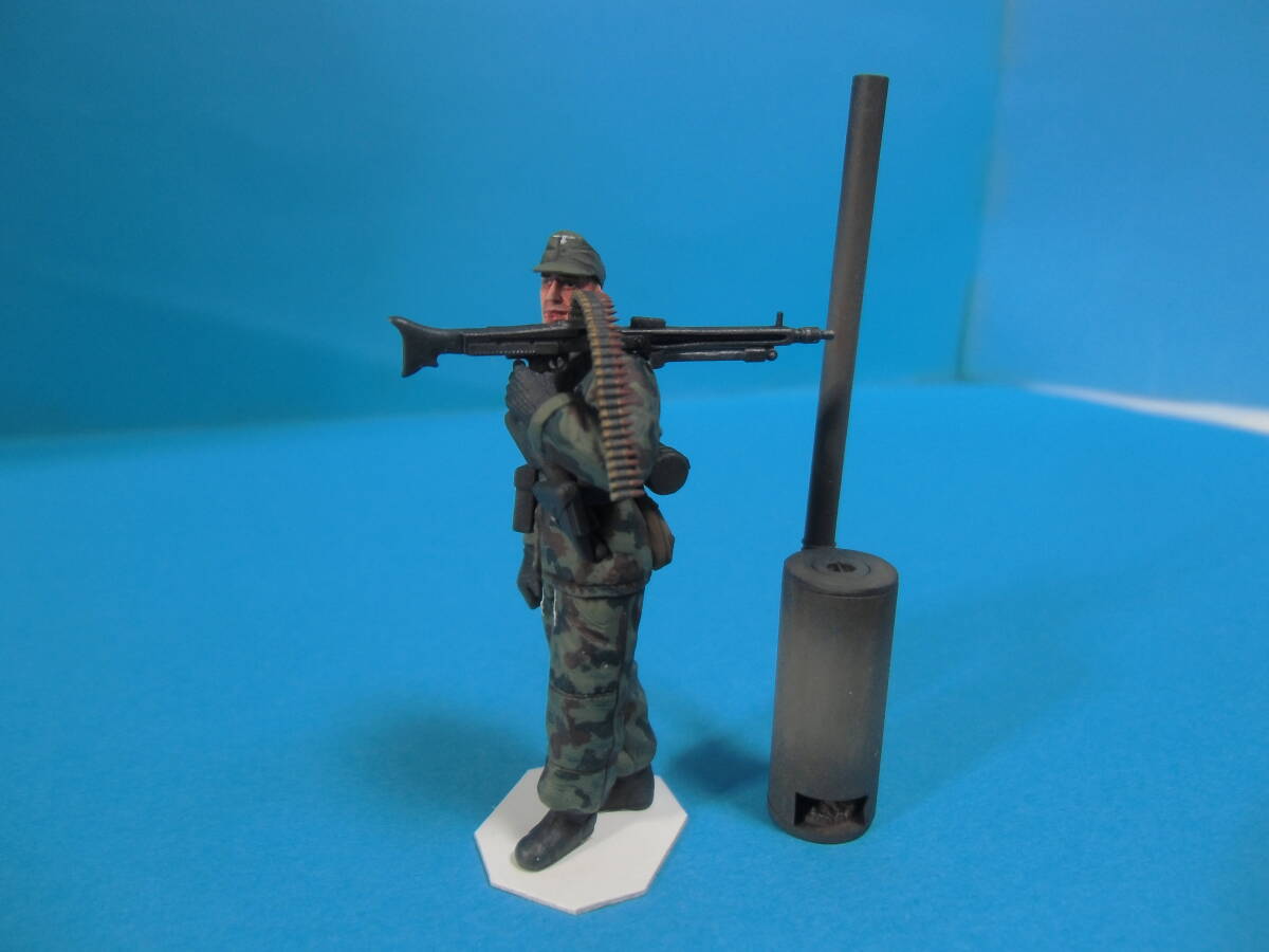 1/35 タミヤ ミリタリーミニチュアシリーズNo.212 ドイツ歩兵 野戦会議セットのフィギュア No4 機関銃手の完成品の画像1