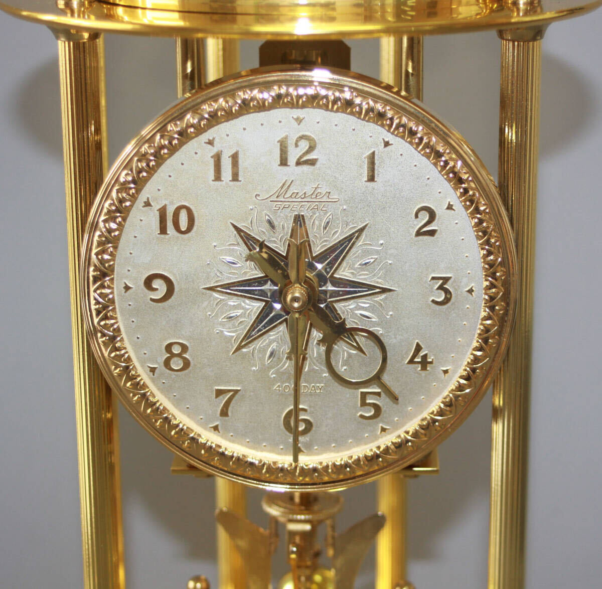 貴重 アンティーク 機械式 置時計 黄金色 回転振り子 400DAY MASTER SPECIAL 動作良好 ガラスドームの画像5