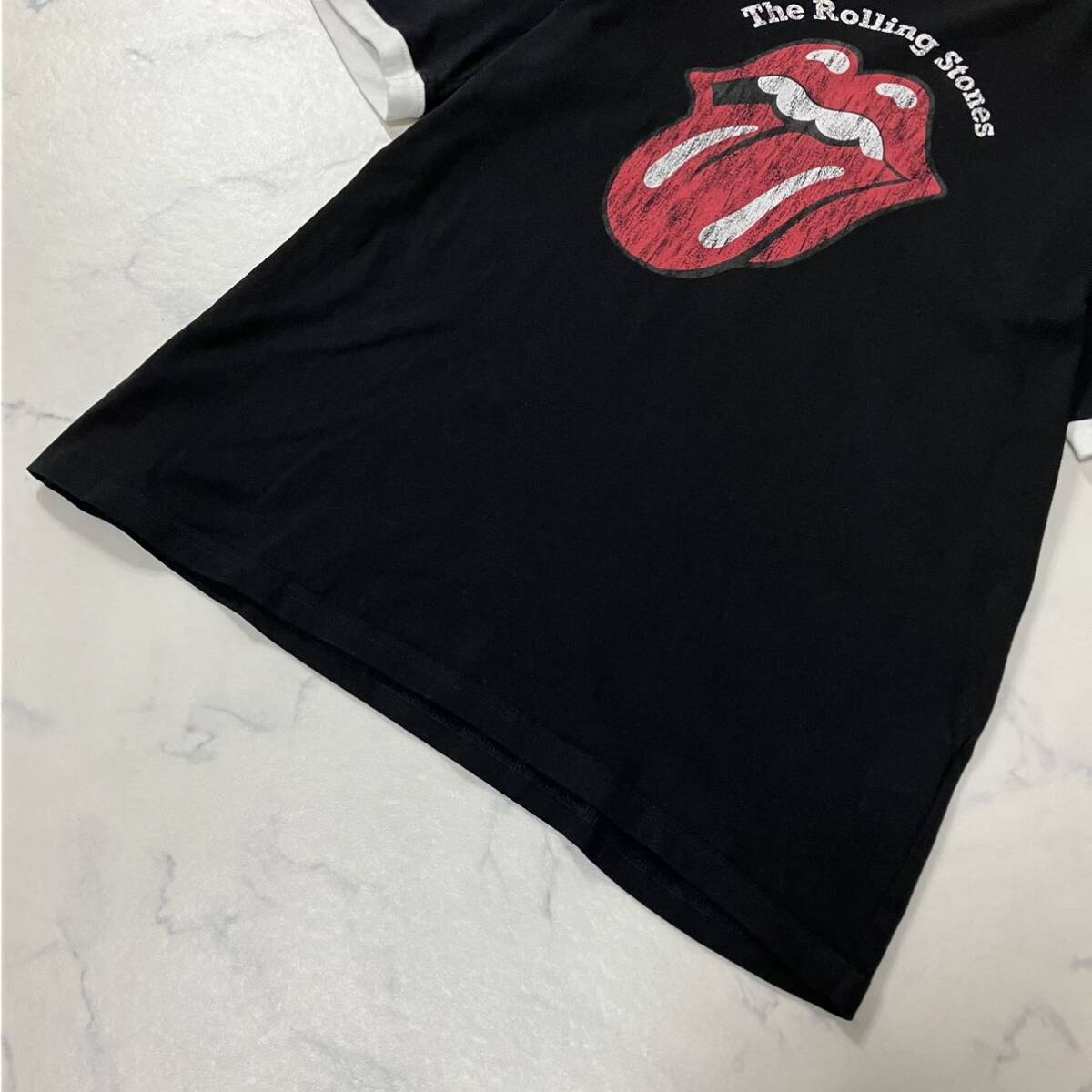 美品 GU × The Rolling Stones ジーユー ローリングストーンズ ビッグロゴ プリント リンガー 半袖 Tシャツ ブラック ホワイト レッド S_画像3