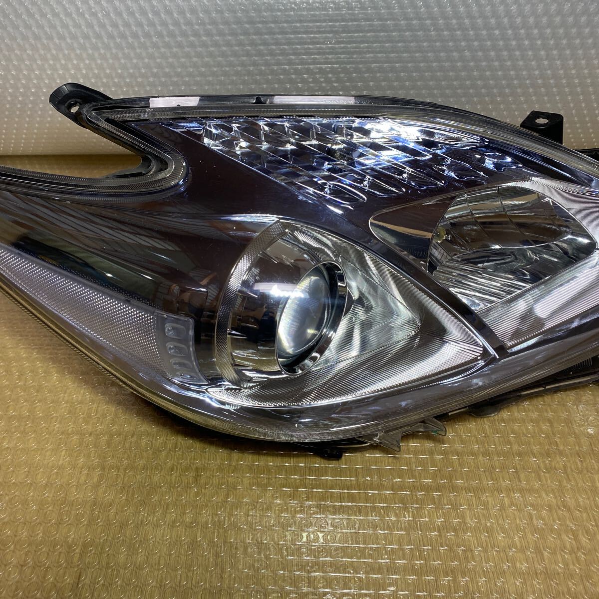 ★中古　美品　TOYOTA 純正　30系　プリウス　ハロゲン　ヘッドライト　右のみ　47-29 ホ★_画像3