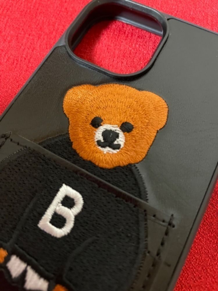 【新品】iPhone15pro　携帯ケース　クマの刺繍　カードポケット付き