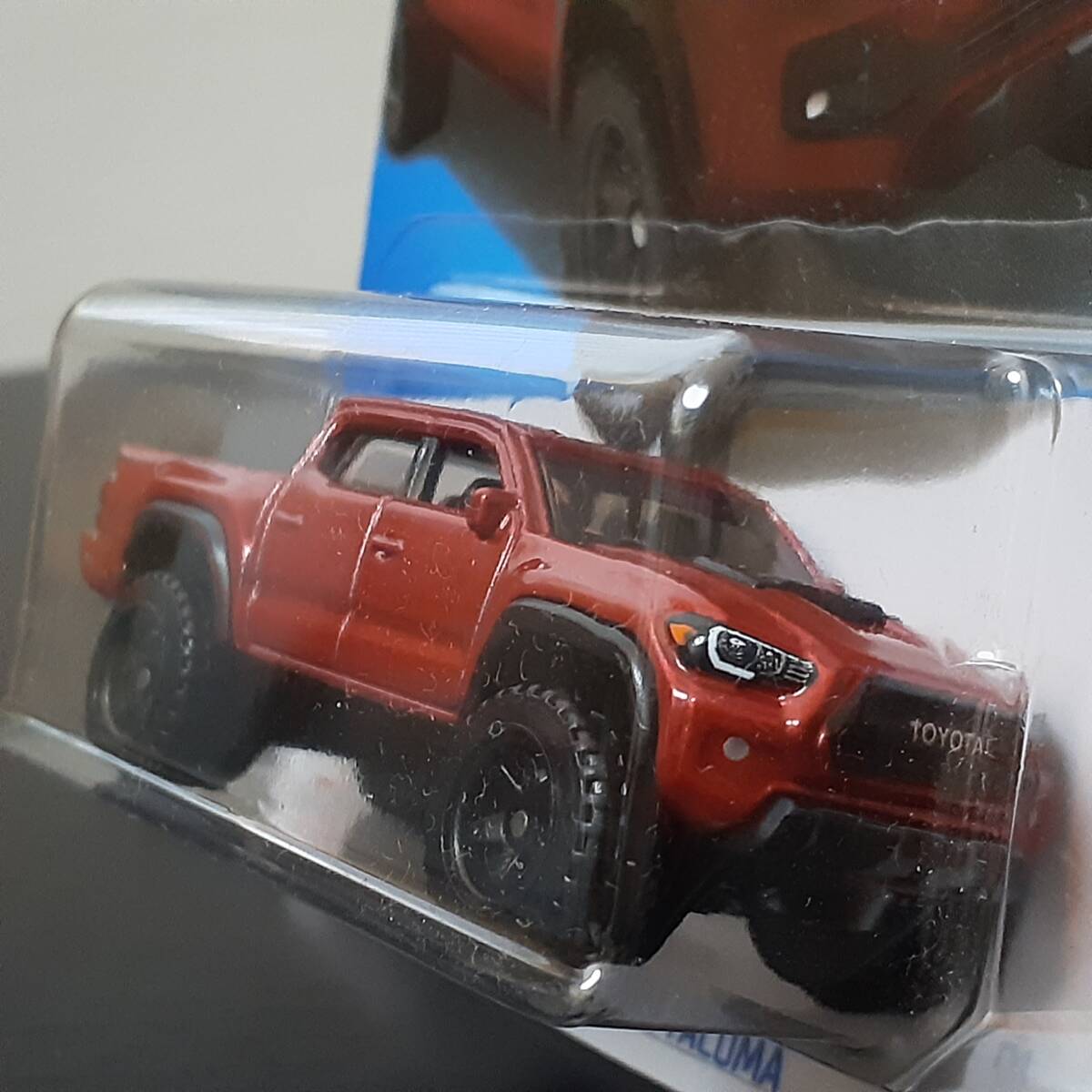 HOT WHeeLs 2020 TOYOTA TACOMA 赤 トヨタ タコマ ミニカー ピックアップ アメ車 トラック サンルーフ ホットウィールの画像3