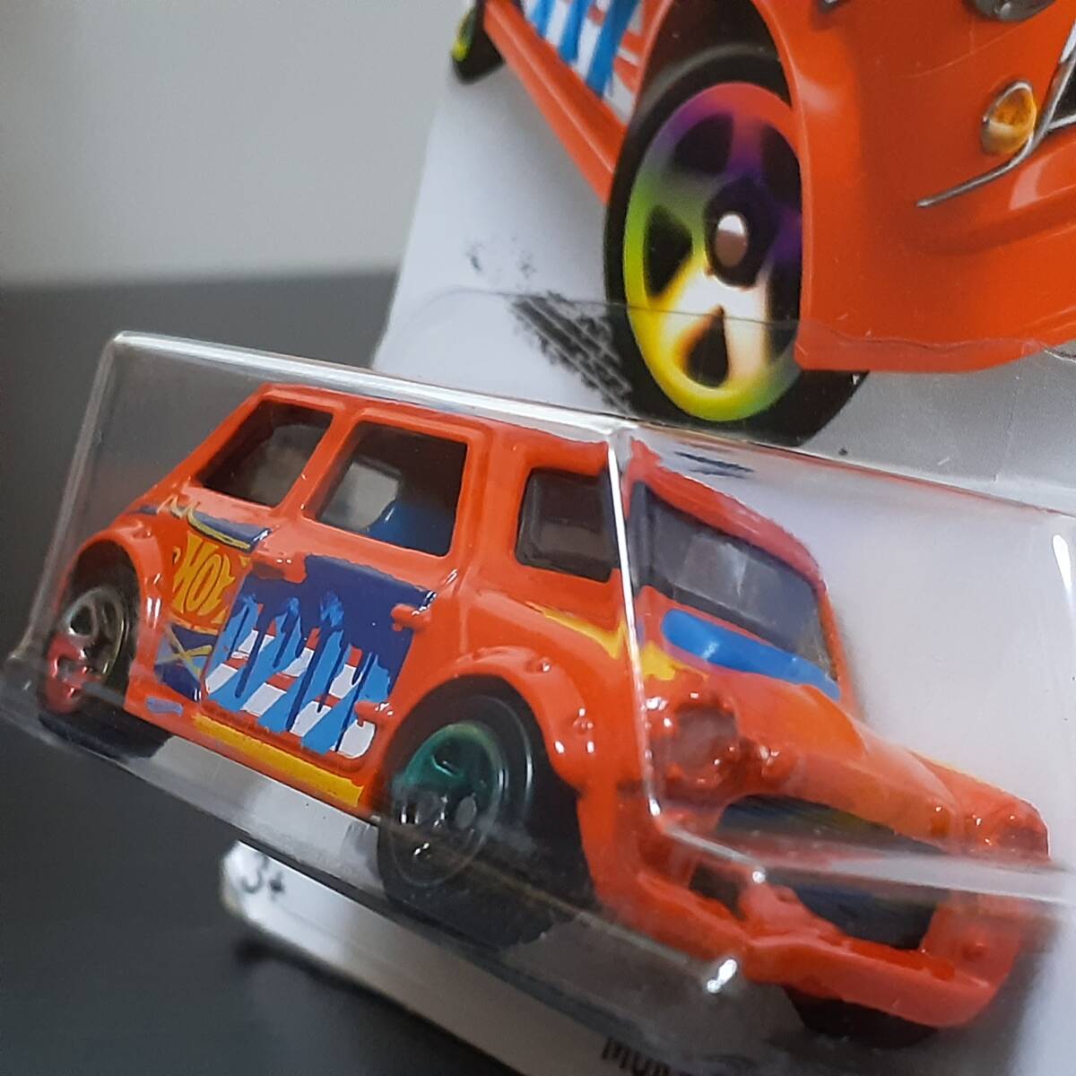 HOT WHeeLs MORRIS MINI 赤 モーリス ミニ ミニカー POP ART ART WORK ART GRAPHIC アートグラフィック オーバーフェンダー ホットウィール_光の加減で色味が違います。色参考画像8