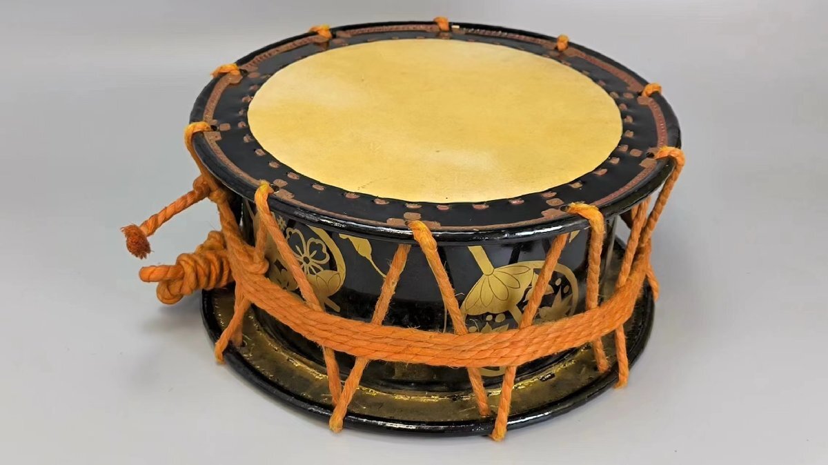F0593A1 lacqering . futoshi hand drum leaf lacqering traditional Japanese musical instrument . musical instruments percussion instruments . comfort talent comfort god comfort kyogen kabuki era thing 