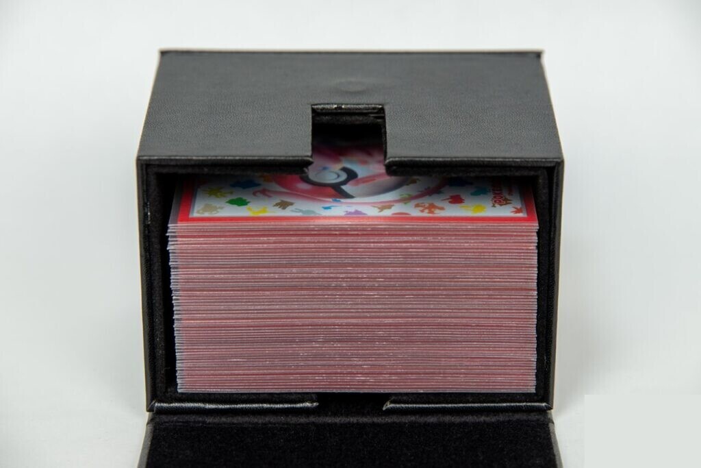 トレカデッキケース レザー調100枚 ゲームカード収納ケース ワンタッチ開閉 保護クッション加工 ポケモンカード ポケカ ダメカンケースの画像5
