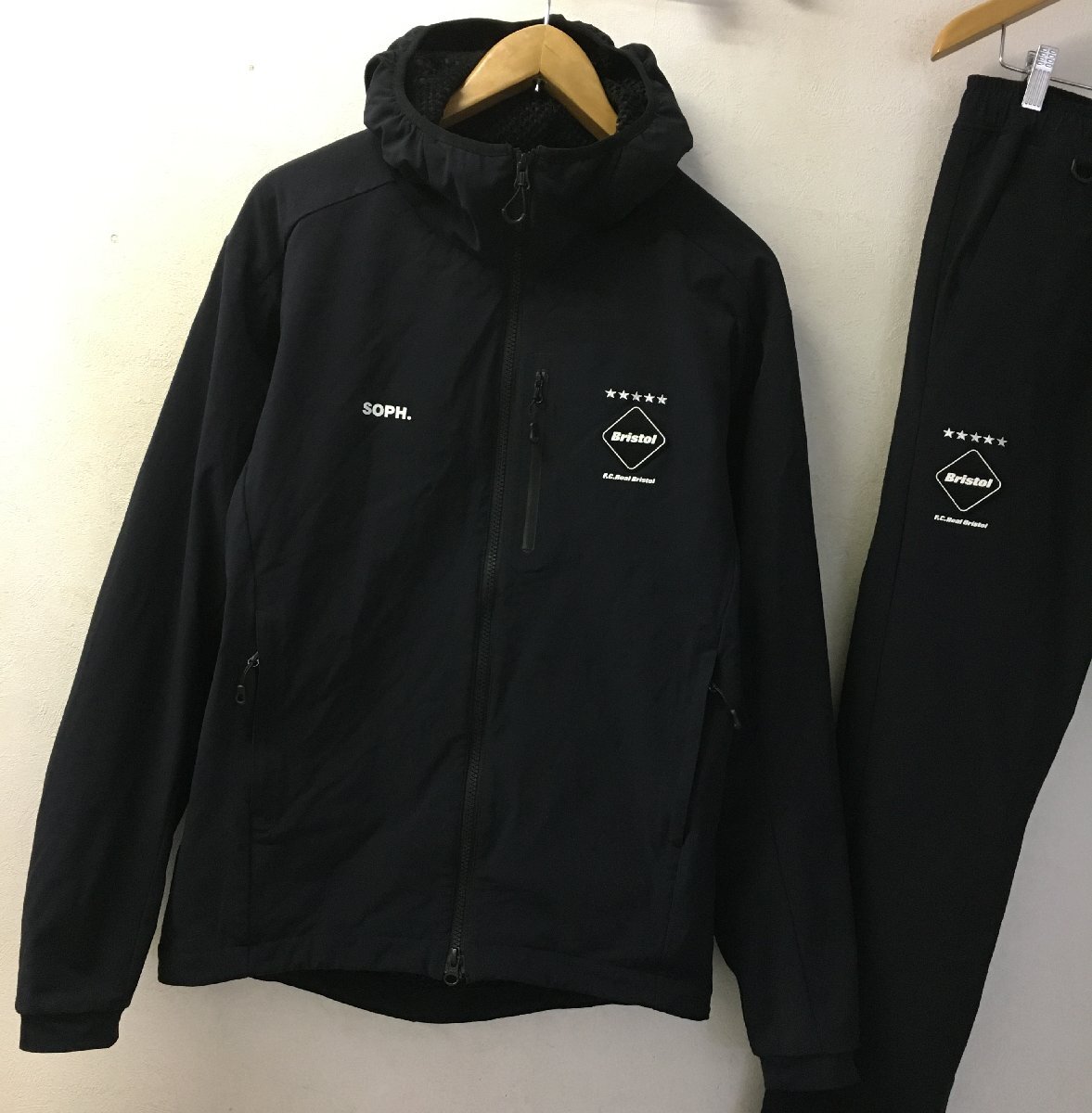 ◆FCRB F.C.R.B. 23AW 美品 M セットアップ黒 LYCRA HOODED BLOUSON LYCRA TRACK PANTS リクラ ジャケット パンツ 定価77000円の画像1