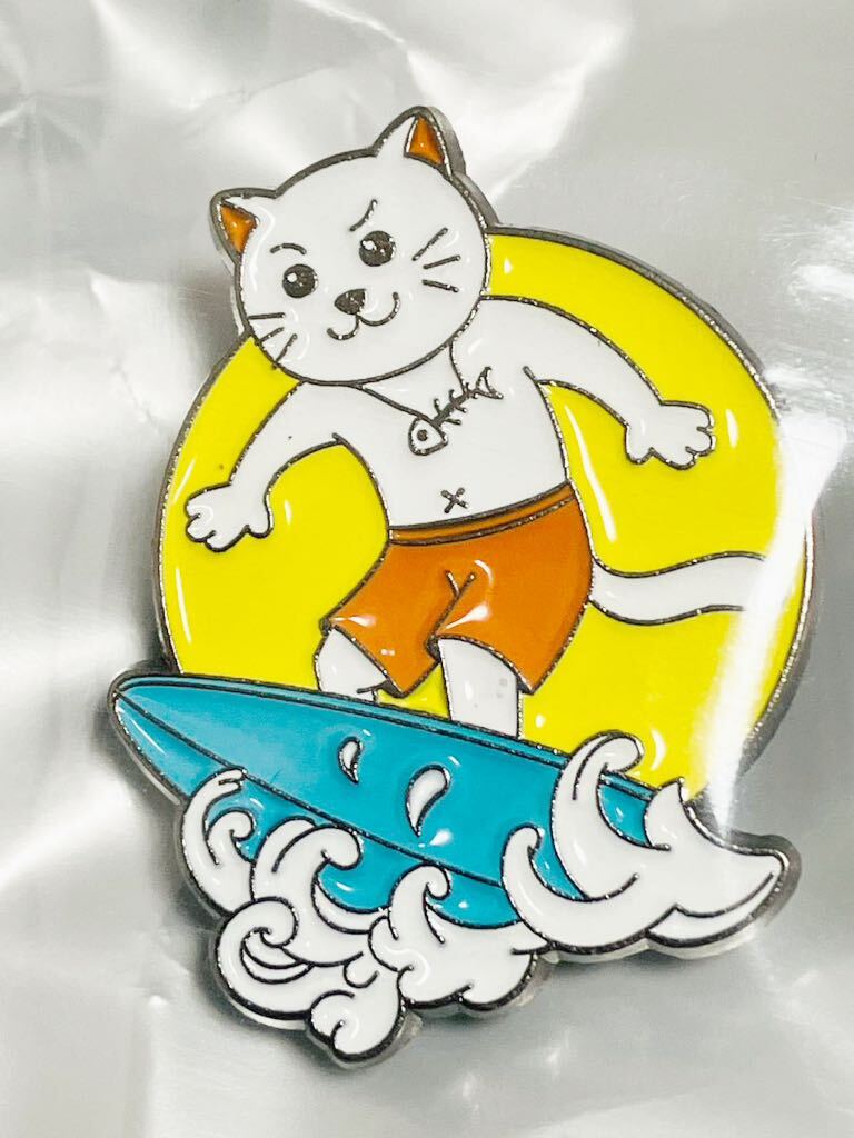 新品★ピンバッチ　サーフィン 猫★匿名送料無料 カワイイ オシャレ ピンバッヂ ピンバッジ ネコ キャット cat