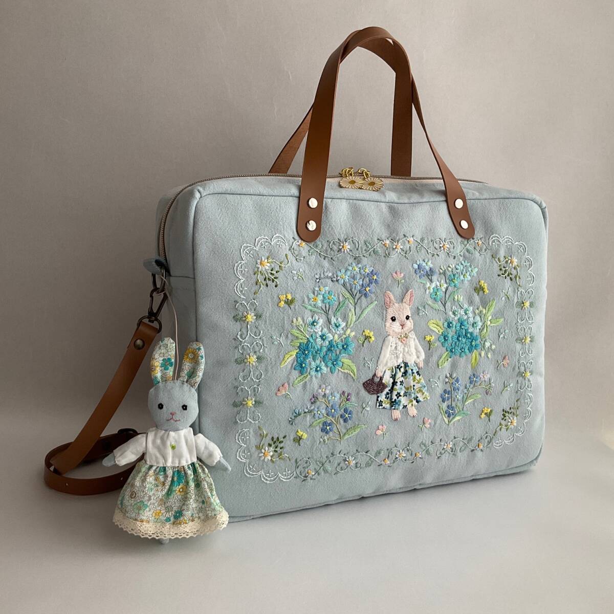 「うさぎと水色の花」3way ボストンバッグ&ショルダー*トート*手刺繍*花柄* フランス*勿忘草*ボタニカル*ハンドメイド*4A*両開ファスナーの画像2