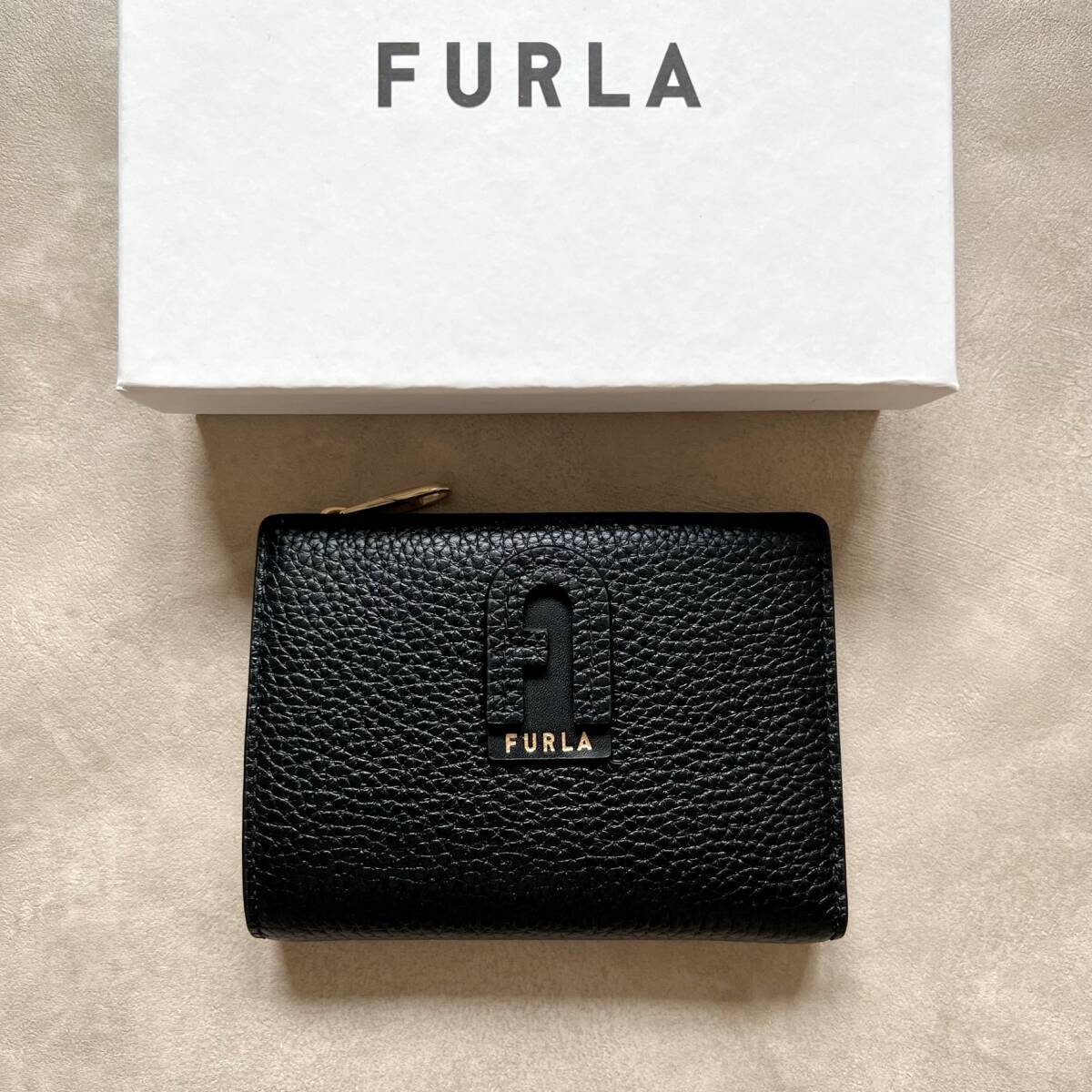 【新品未使用箱付き】 FURLA フルラ DAFNE二つ折りコンパクト財布 ミニウォレット　WP00242 NREO/PERLA_画像1