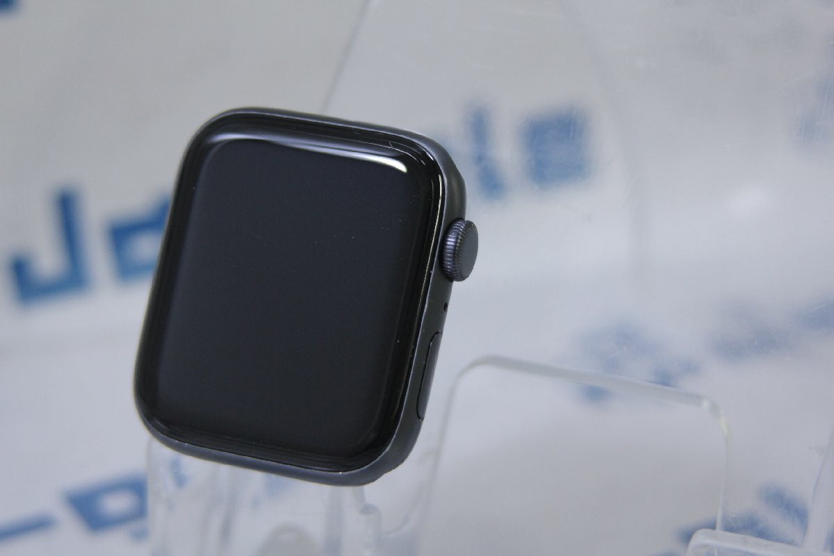 関西 Ω Apple Watch SE GPS スペースグレイアルミニウムケース 44mm MKQ63J/A 激安価格!! この機会にぜひ!! J492911 Y_画像2