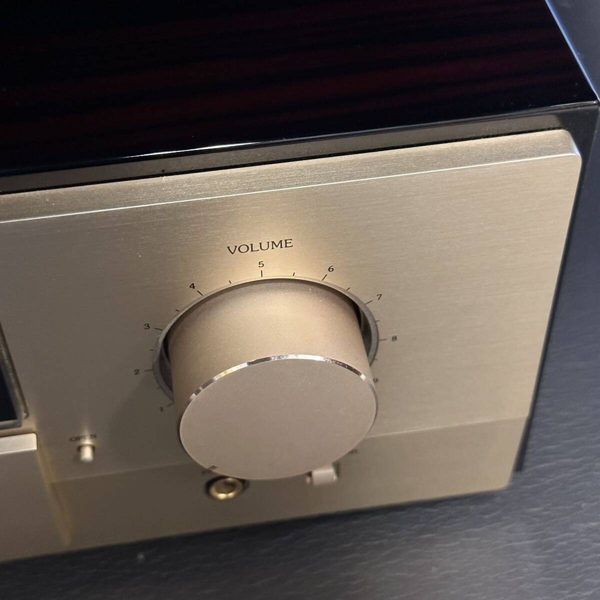 Accuphase C-2810 プリアンプ S/N: H6Y102 美品