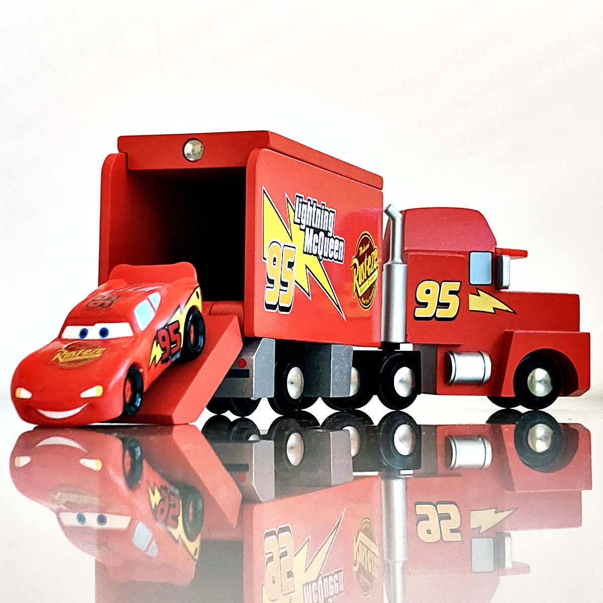 カーズ マックィーン トレーラー キング ラモーン ダイノコ Disney Pixar Cars Lightning Mcqueen Mack Trailer Ramone Dinoco etc. セット_トレーラーは木製です。