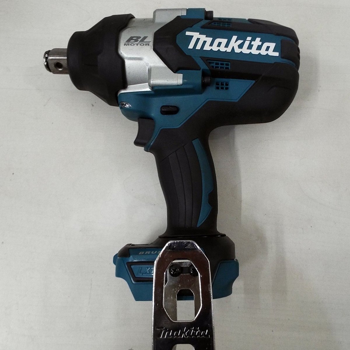 E*makita Makita заряжающийся ударный гайковерт TW1001D инструмент аккумулятор BL1860B* с зарядным устройством .* ломбард * утилизация mart . часть магазин *