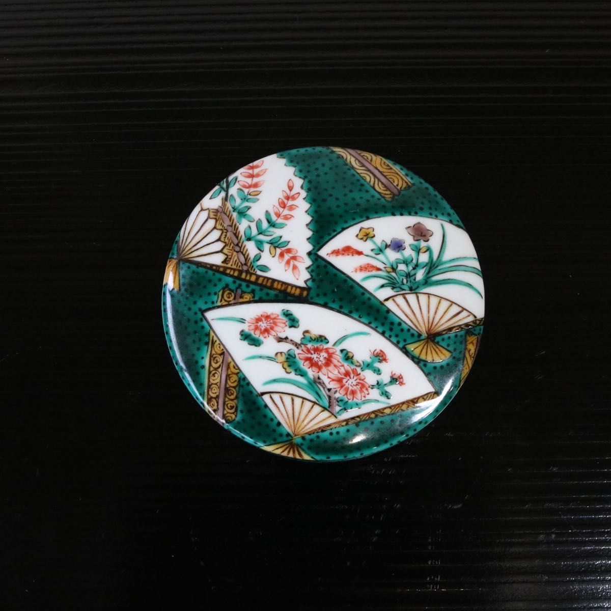 九谷焼 三代 三ツ井為吉作 色絵扇面 香合 未使用品 茶道具 香 九谷焼 三代 三ツ井為吉作 色絵扇面 香合 未使用品 茶道具 香