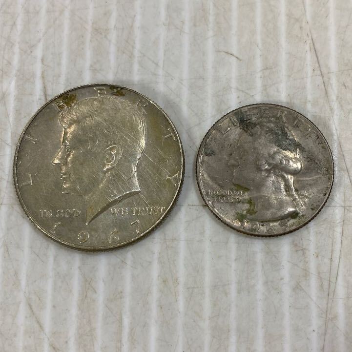 アメリカ 古銭 2枚 ハーフダラー クオーターダラー LIBERTY リバティ ケネディ コイン 外国銭 硬貨 1967 1965 アンティーク QUARTER DOLLARの画像1