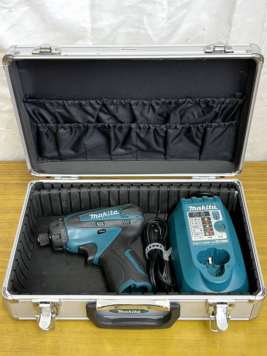 マキタ makita 充電式ドライバドリル DF030D 10.8V 動作確認済 本体のみ ※充電器DC10WA・ケース付き 管BGFAの画像1