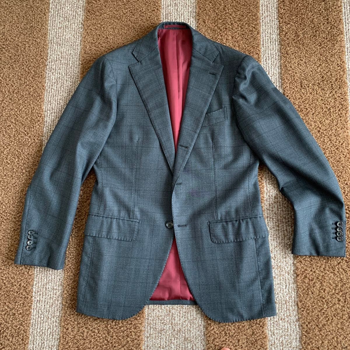 メンズスーツ　ビジネススーツ　ビームス(ブリッラ)   濃い目グレーのグレンチェックに薄ワイン色のペーン　秋冬　サイズ44