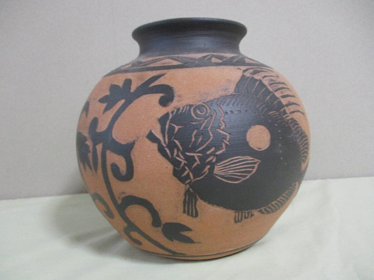 茶色の花瓶(魚模様) 美品 陶器製・陶芸・飾り壺・美術工芸品 茶色の花瓶(魚模様) 美品 陶器製・陶芸・飾り壺・美術工芸品