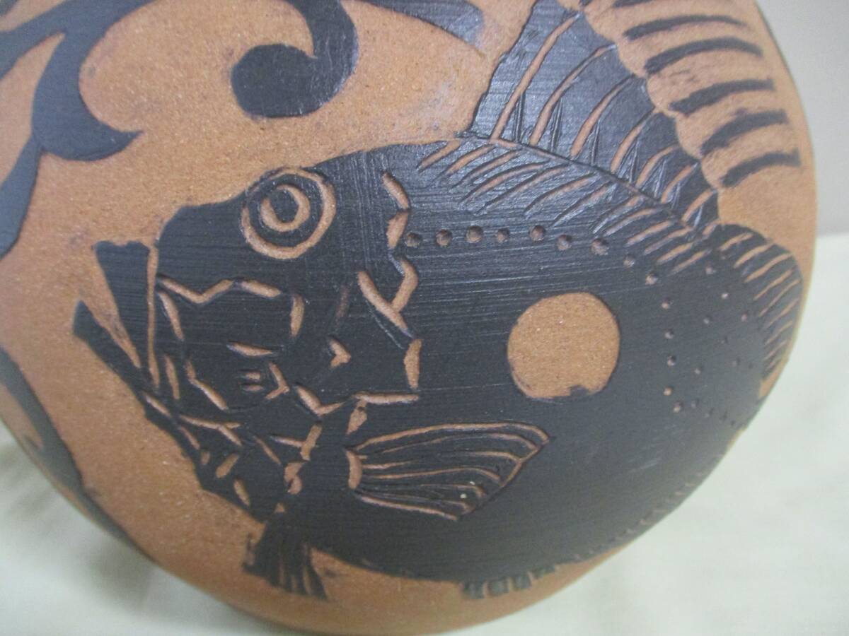 茶色の花瓶(魚模様) 美品 陶器製・陶芸・飾り壺・美術工芸品 茶色の花瓶(魚模様) 美品 陶器製・陶芸・飾り壺・美術工芸品
