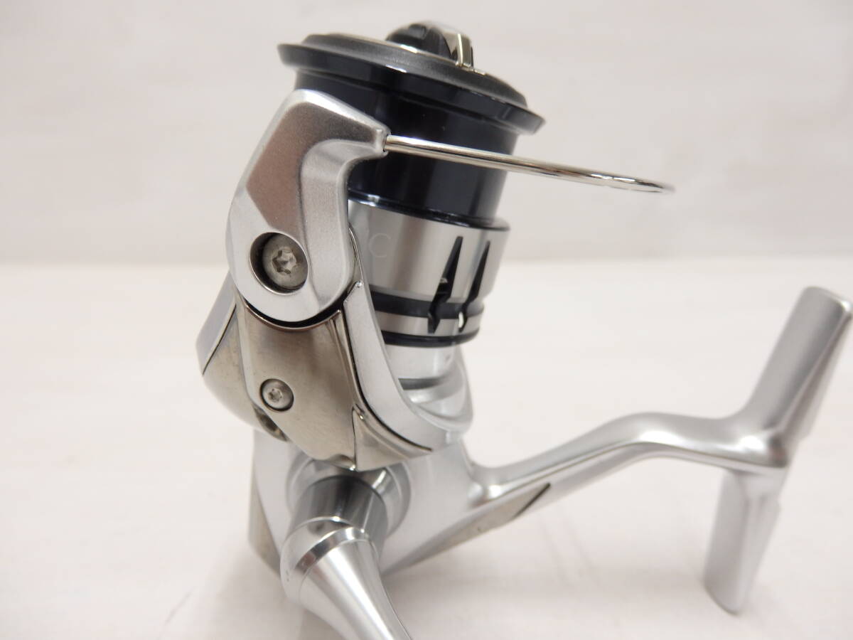 Tu52)Shimano 19 STRADIC C2000SHG スピニングリール シマノ ストラディック 04014_画像3