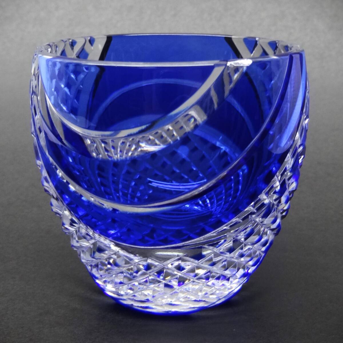 U70 江戸切子 カガミクリスタル 魚子流し紋 冷酒杯 グラス ブルー 青の画像2