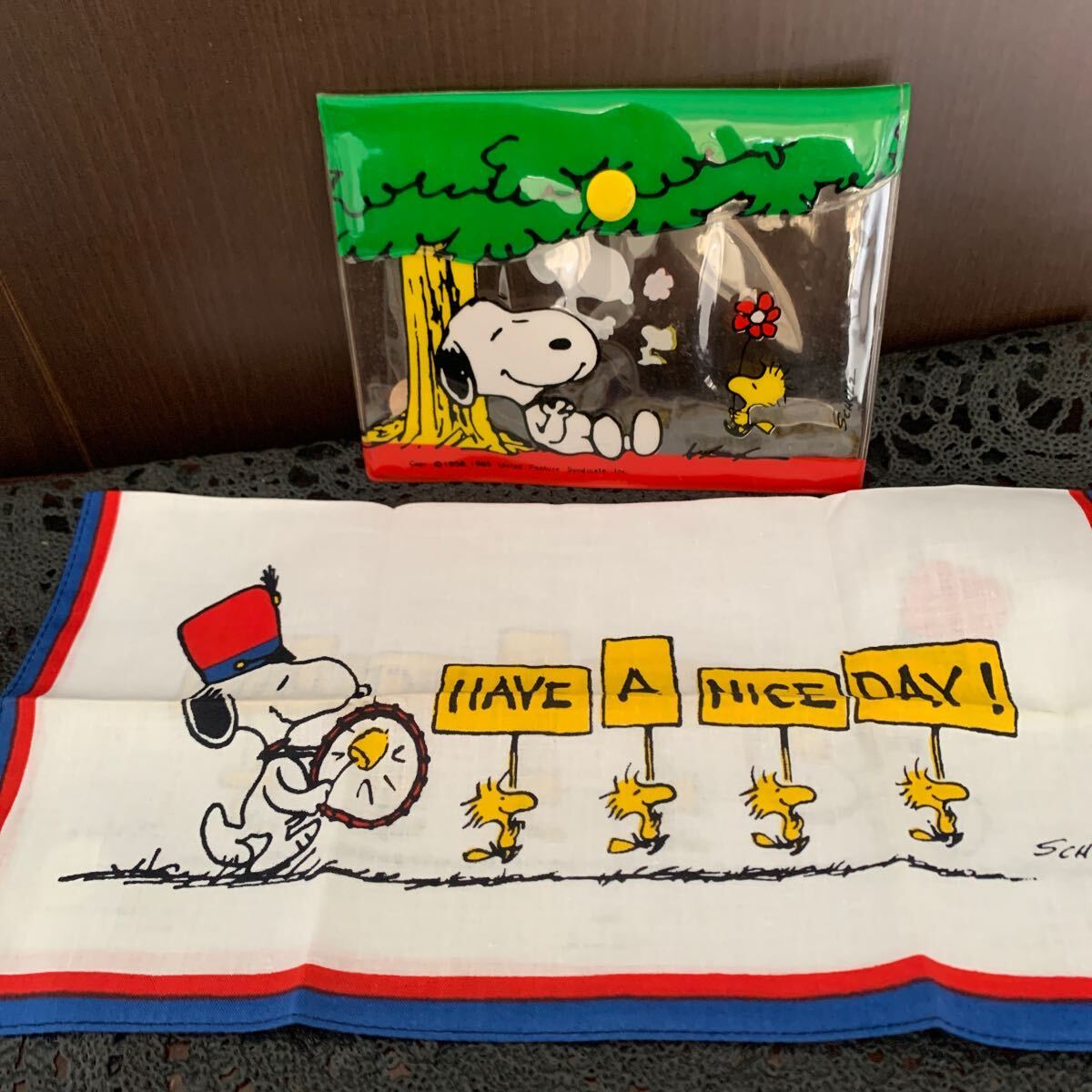 ★SNOOPY★スヌーピー★ハンカチとケース★PEANUTS★未開封★未使用★当時物★WOODSTOCK★レア物★希少品★1958.1965★の画像1